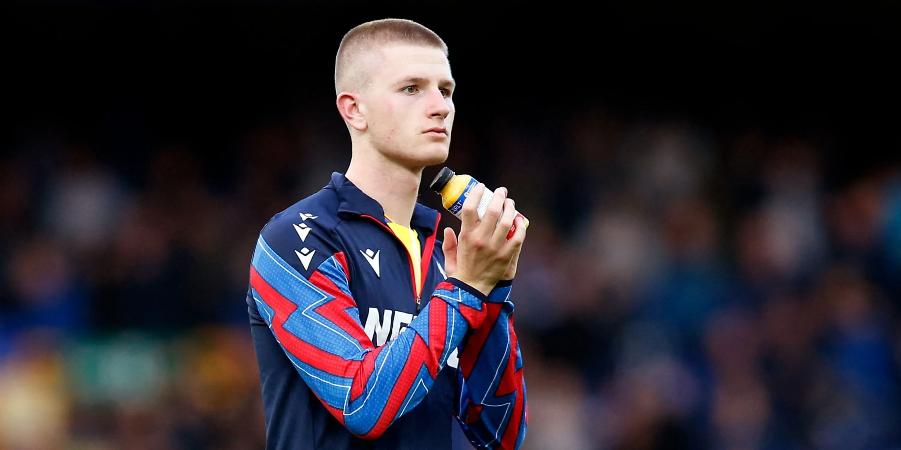 Tiền vệ Adam Wharton trong màu áo Crystal Palace, mục tiêu chuyển nhượng từng được Liverpool quan tâm.