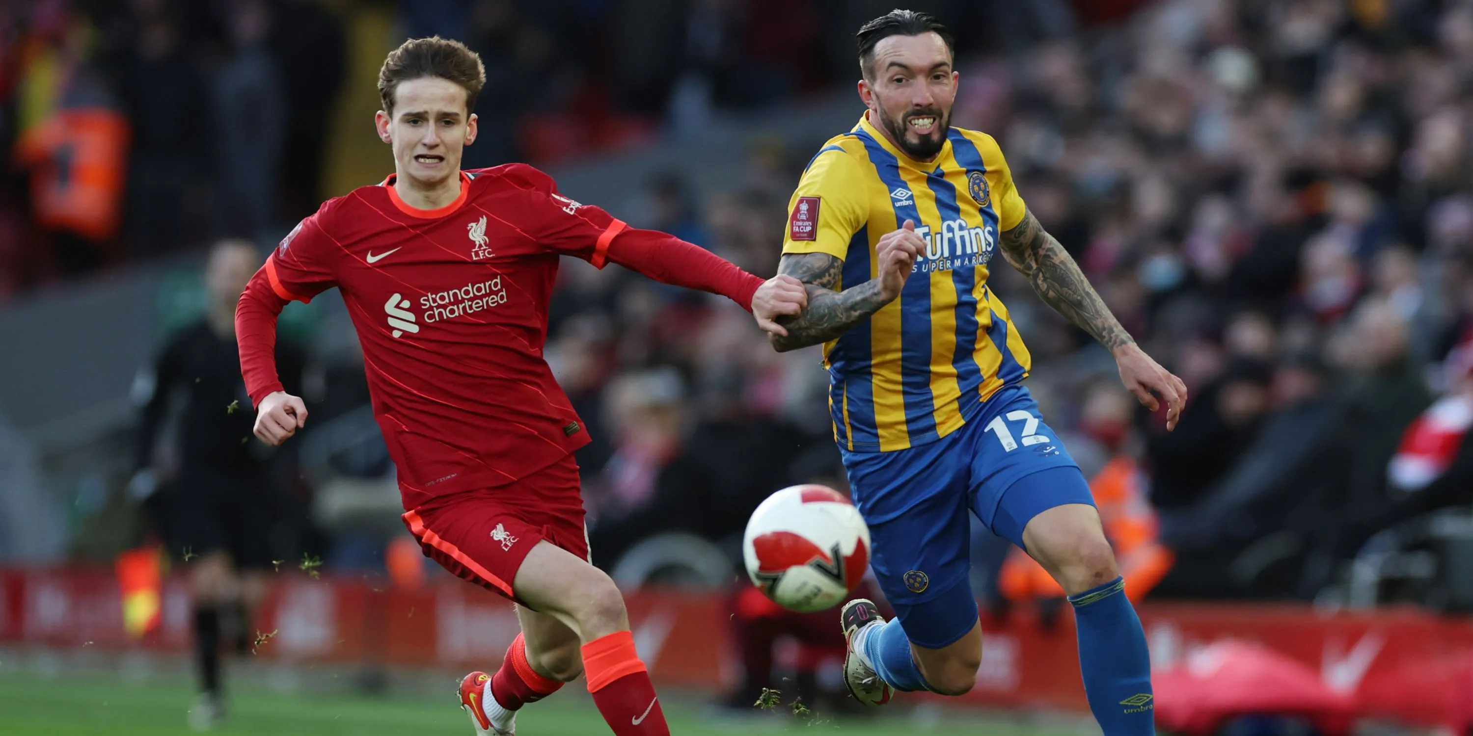 Tiền vệ Tyler Morton trong màu áo Liverpool trước khi chuyển sang Lyon, cầu thủ được kỳ vọng có thể thay thế Adam Wharton.