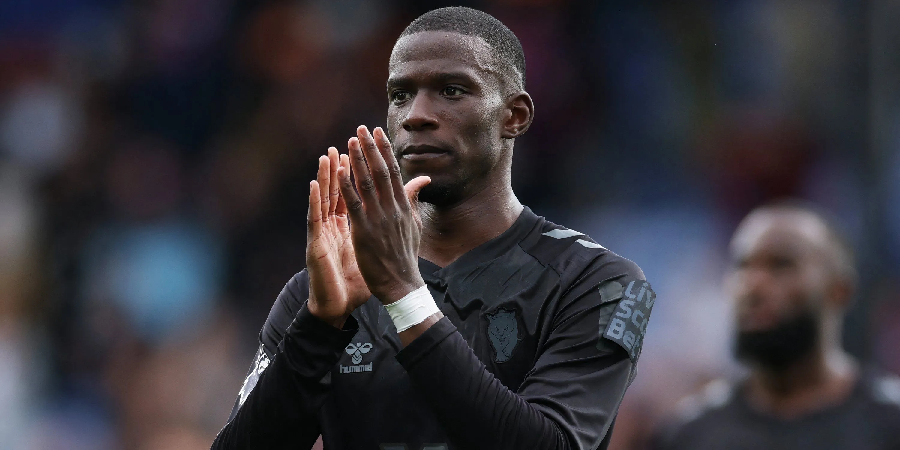 Trung vệ Nordi Mukiele của Sunderland thực hiện pha cản phá bóng