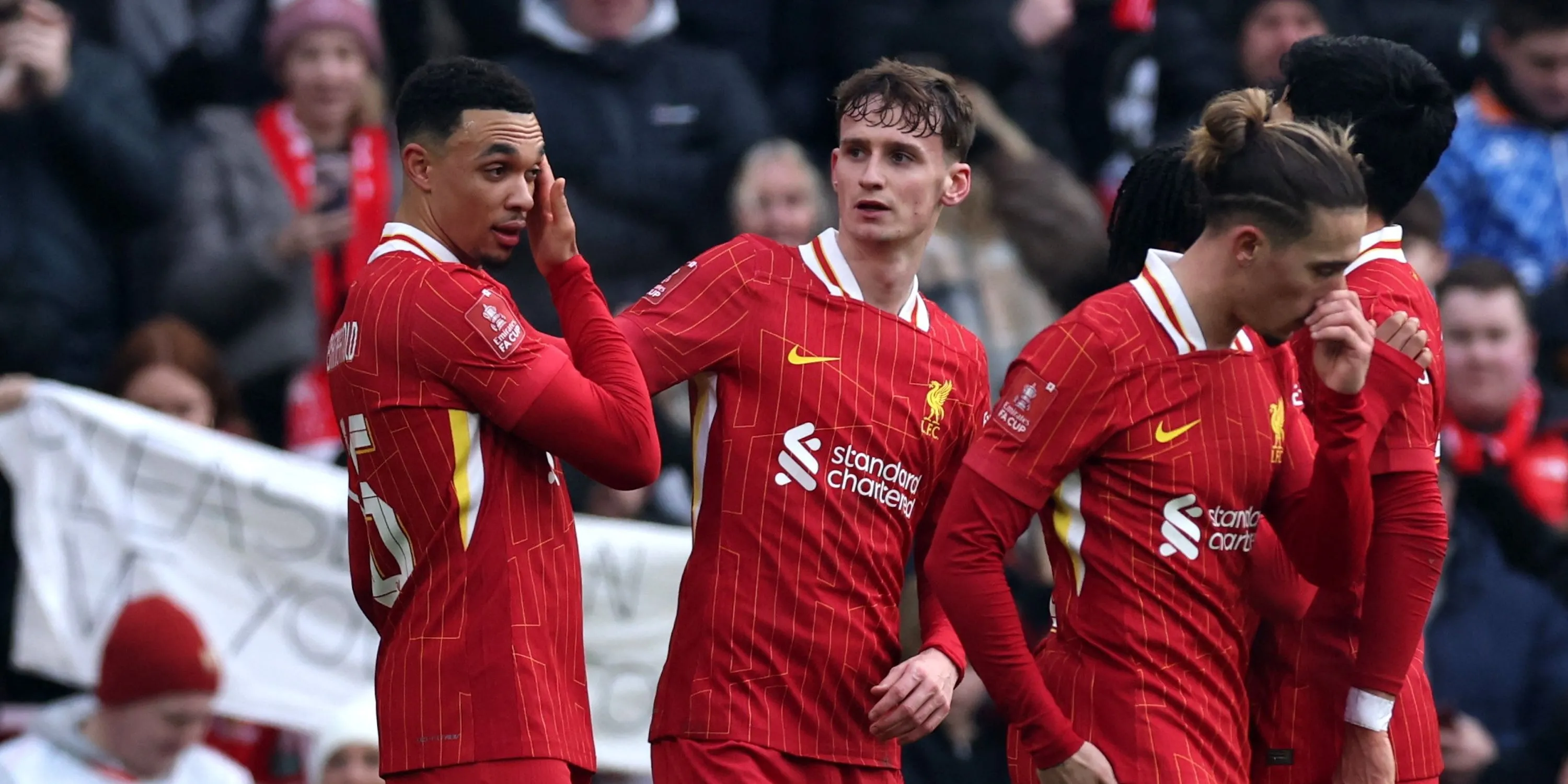 Tyler Morton (áo đỏ) cùng Trent Alexander-Arnold và Kostas Tsimikas ăn mừng bàn thắng, cho thấy sự hòa nhập của anh với đội một Liverpool.