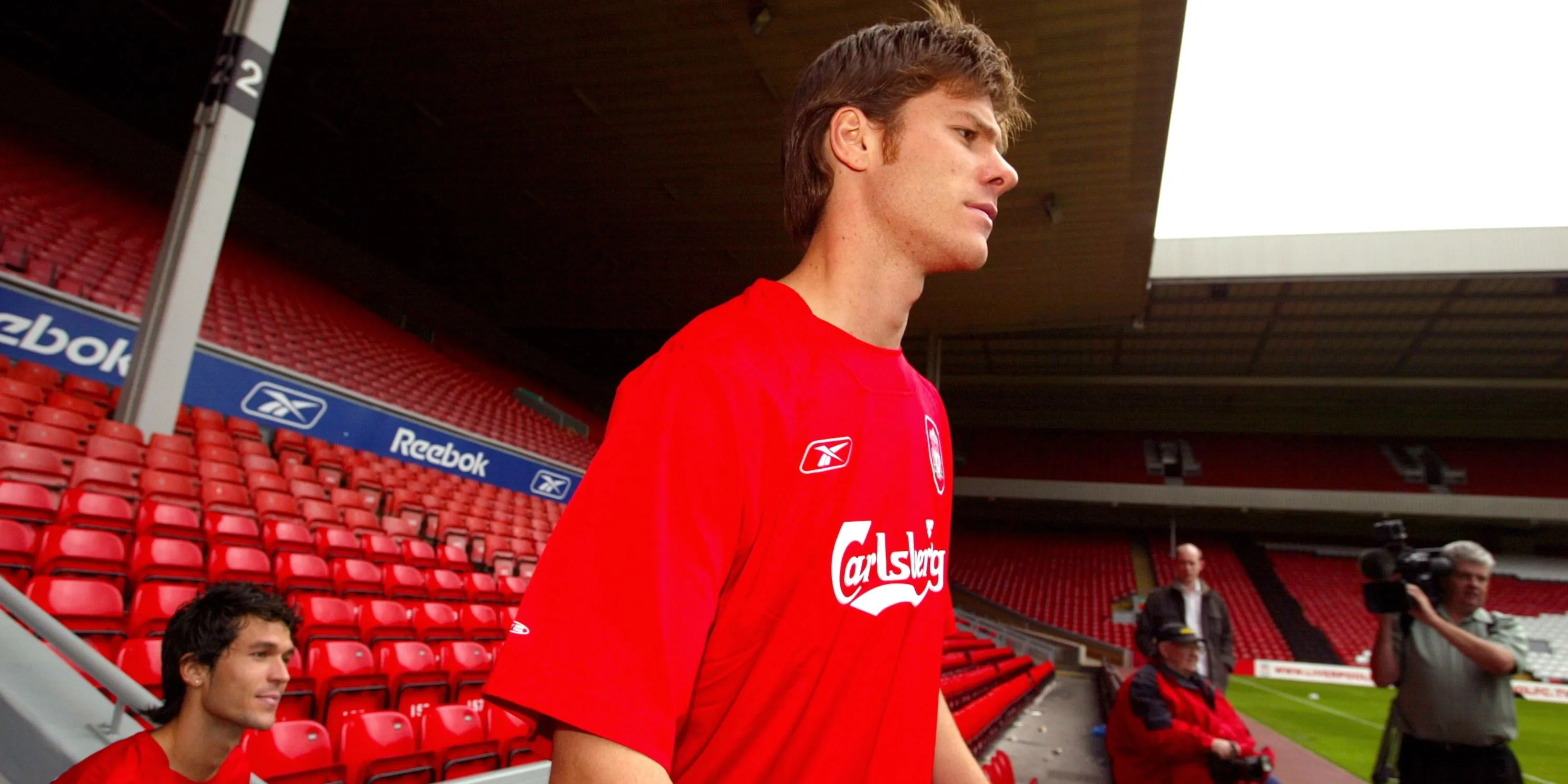 Xabi Alonso, một tiền vệ với tư duy chiến thuật sắc bén, gợi nhớ đến khả năng đọc trận đấu của Tyler Morton.