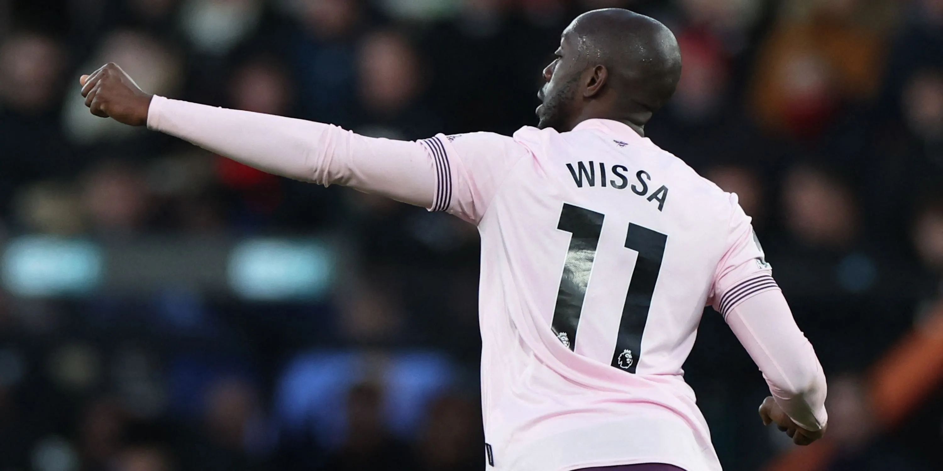 Yoane Wissa ăn mừng bàn thắng đầu tiên cho Brentford