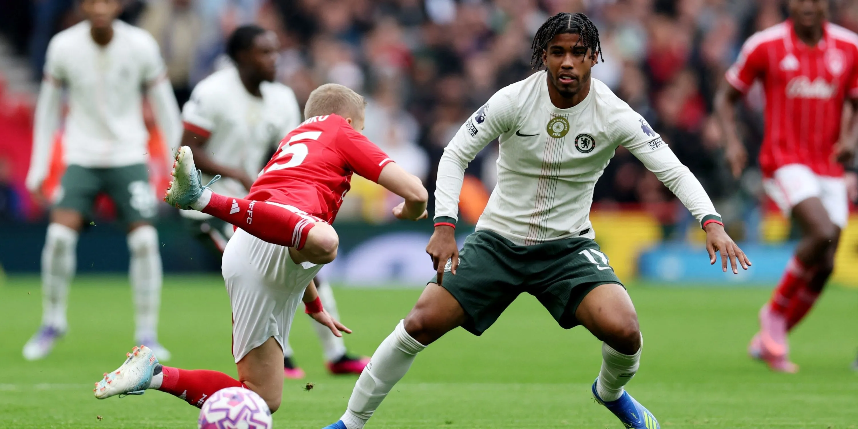 Andrey Santos thất vọng trong trận đấu với Nottingham Forest tại Premier League