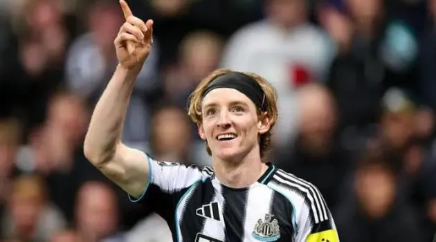 Anthony Gordon ăn mừng bàn thắng Champions League, phong độ đỉnh cao của Newcastle.