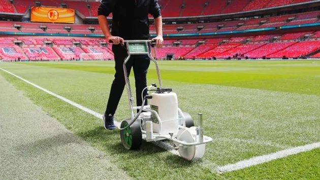 Bảo dưỡng mặt cỏ định kỳ giúp sân giữ tiêu chuẩn FIFA, đảm bảo thoát nước và an toàn cho cầu thủ.