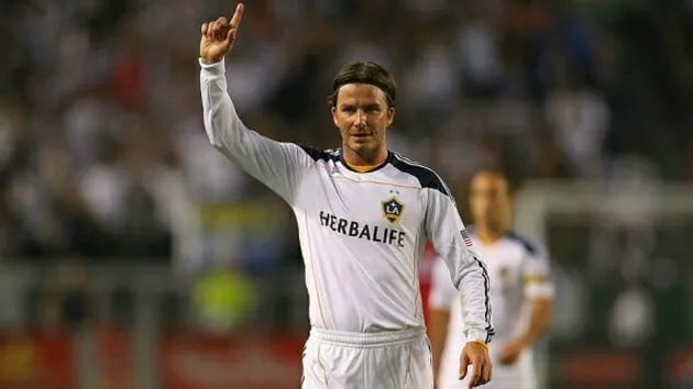 Beckham thực hiện cú phạt góc xoáy vào vòng cấm đối phương