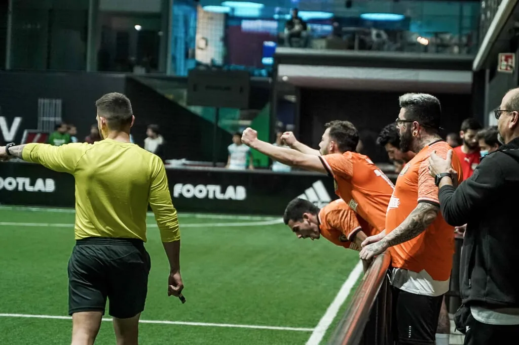 Bóng đá trẻ em và futsal đều mang lại niềm vui nhưng khác biệt về luật, sân và mục đích