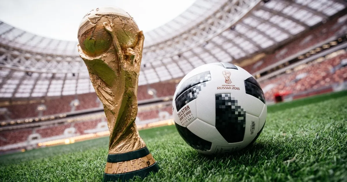Bóng Telstar 18 World Cup 2018, trọng lượng 430g gây tranh cãi về quỹ đạo và bàn thắng xa.