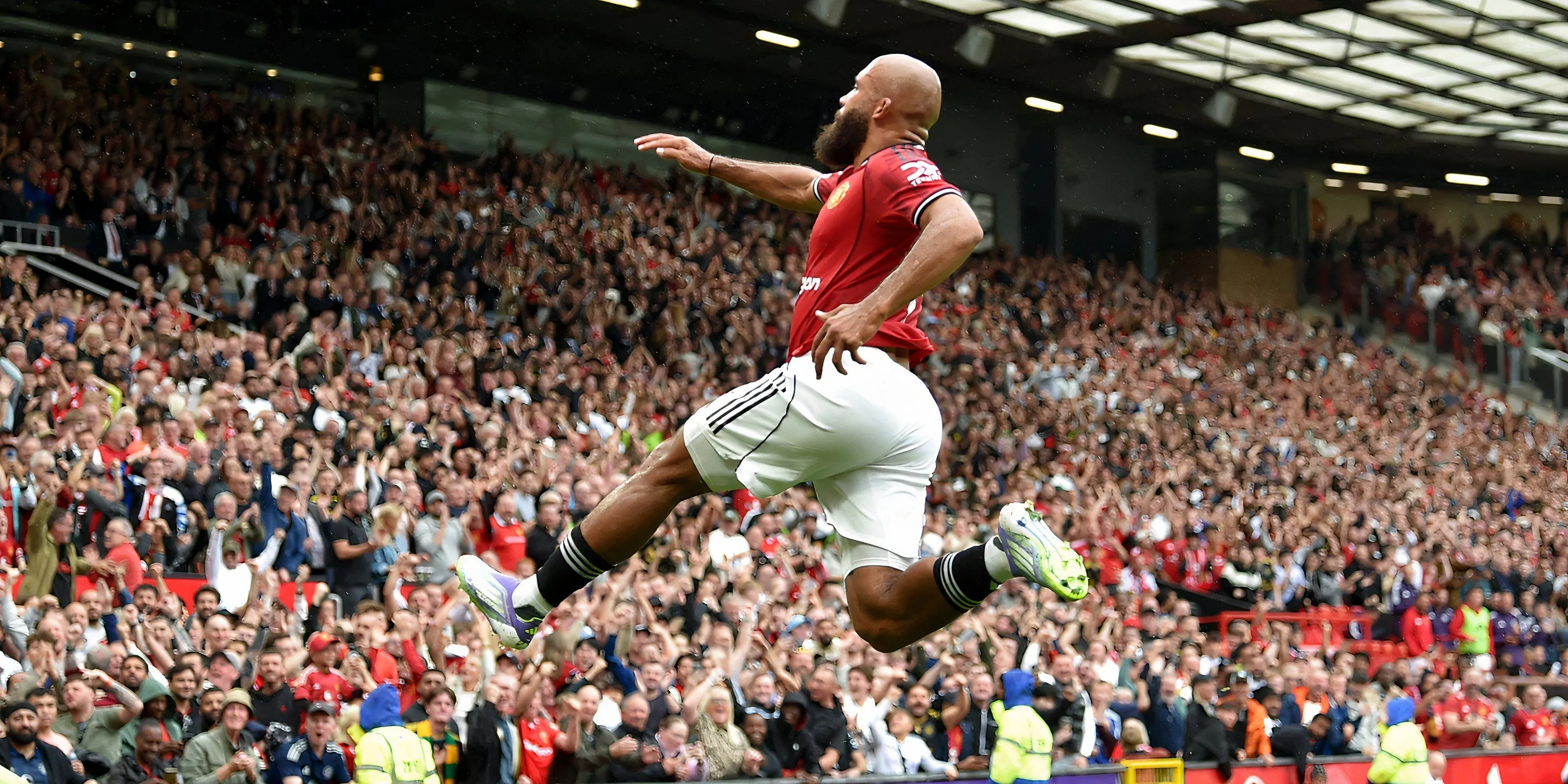 Bryan Mbeumo thi đấu cho Manchester United