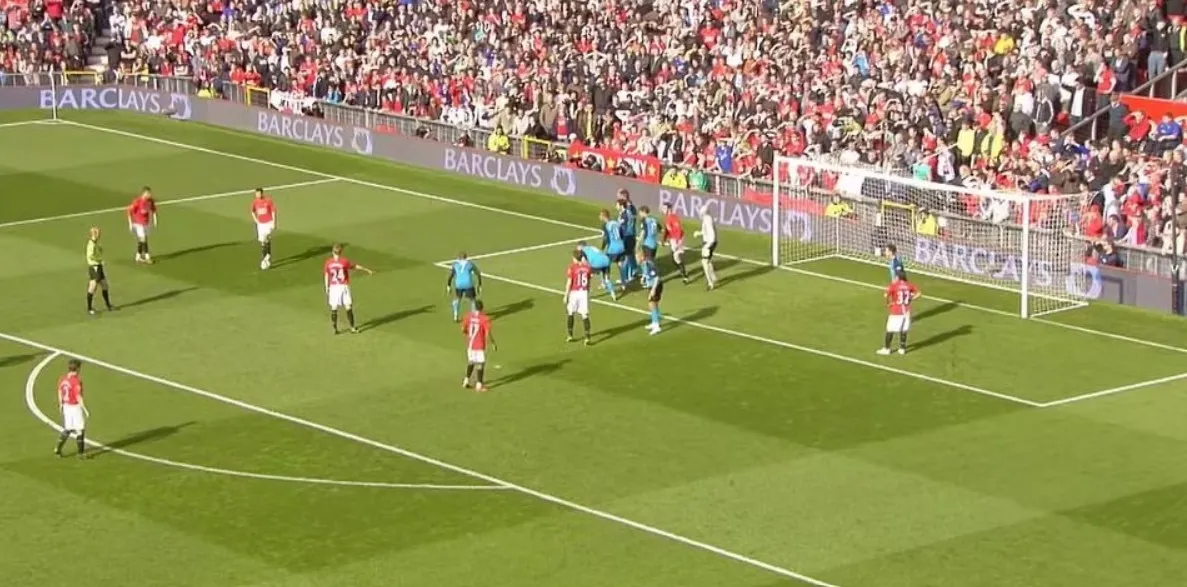 Cristiano Ronaldo ghi bàn từ tình huống đá phạt gián tiếp trận Manchester United vs Aston Villa mùa 2008/09.