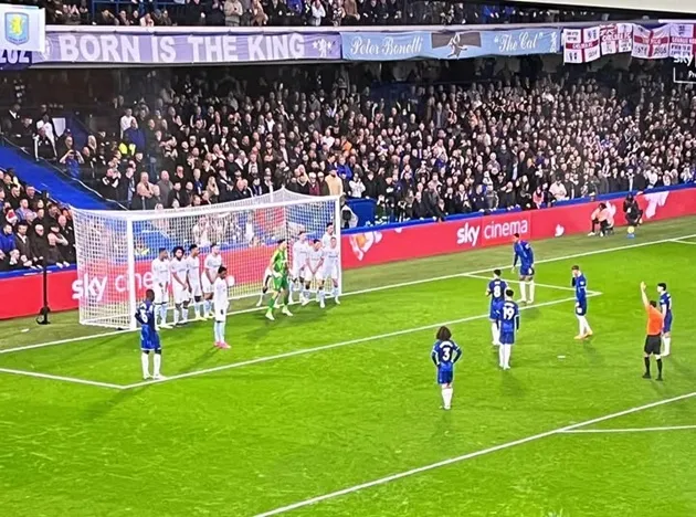 Đá phạt gián tiếp hiếm gặp nhưng gây tranh cãi