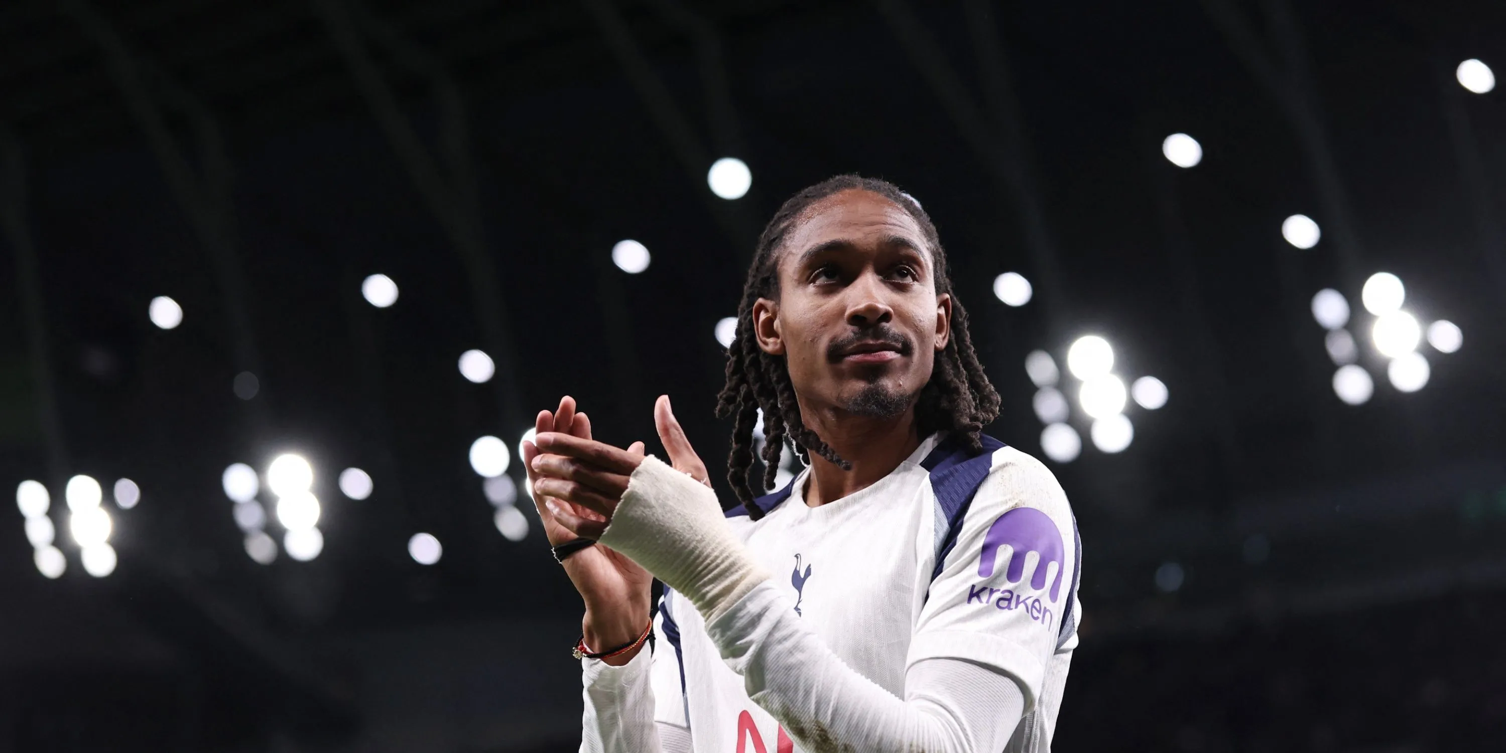 Djed Spence ăn mừng cho Tottenham