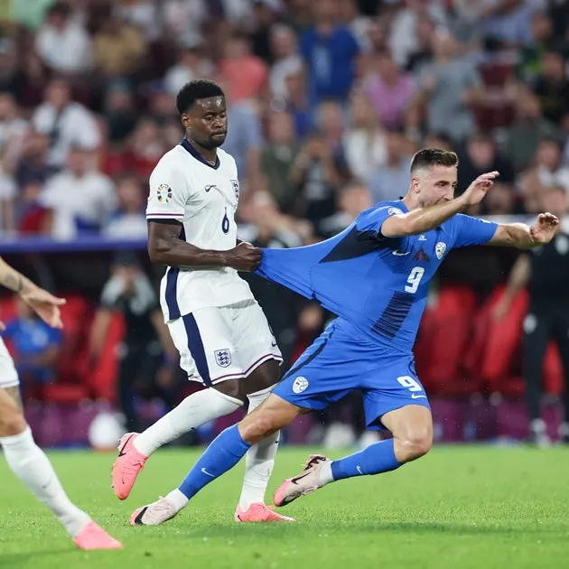 Kéo áo, xô đẩy thường dẫn tới đá phạt trực tiếp