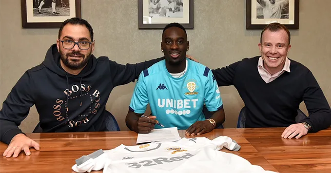 Leeds United từng vướng kiện do điều khoản bắt buộc, ví dụ Jean-Kevin Augustin