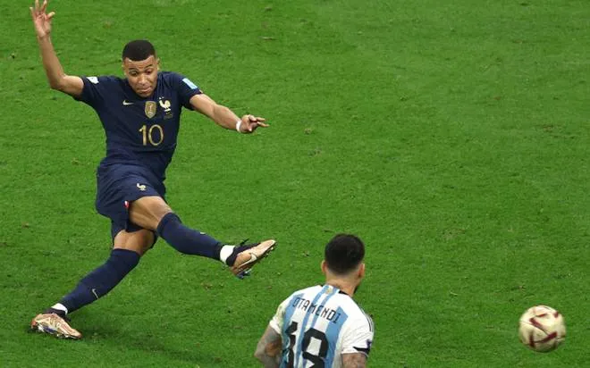 Mbappé ăn mừng bàn thắng trong một trận có hiệp phụ — minh họa cho sức ảnh hưởng cá nhân ở hiệp phụ