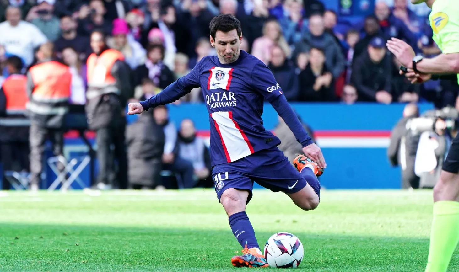 Messi thực hiện cú đá phạt trực tiếp ở phút bù giờ, giúp PSG thắng Lille 4-3.