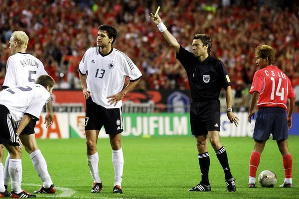 Michael Ballack nhận thẻ vàng và bị treo giò ở World Cup 2002 — ví dụ hy sinh vì đội tuyển
