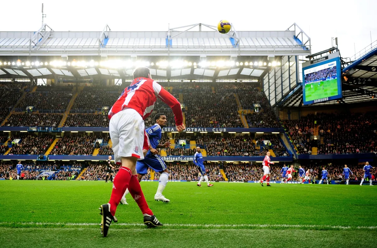 Ném biên là phần không thể thiếu trong bóng đá sân 11 người — thực hiện đúng luật giúp kiểm soát trận đấu.