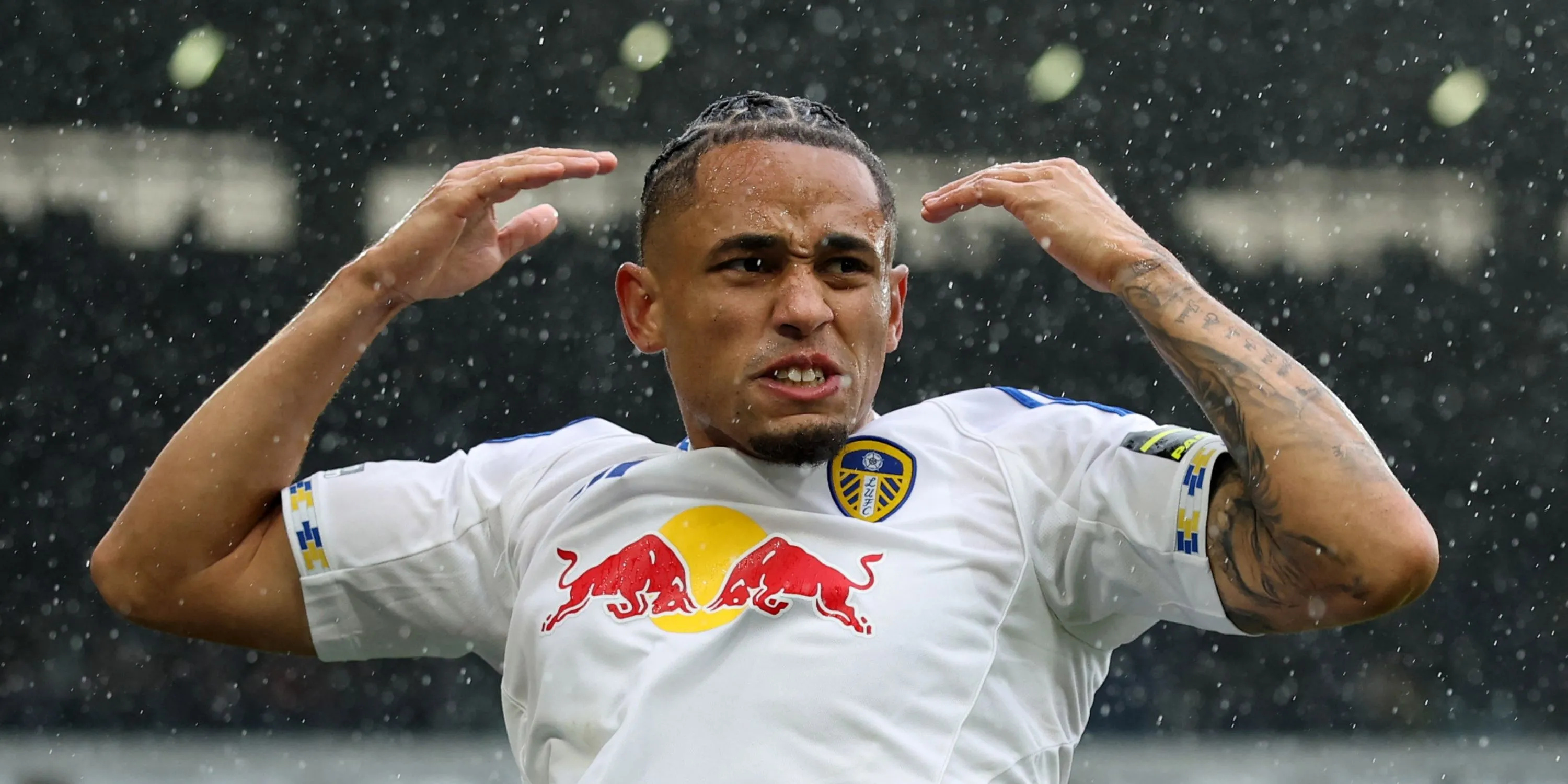 Noah Okafor khoảnh khắc bứt tốc và rê bóng cho Leeds