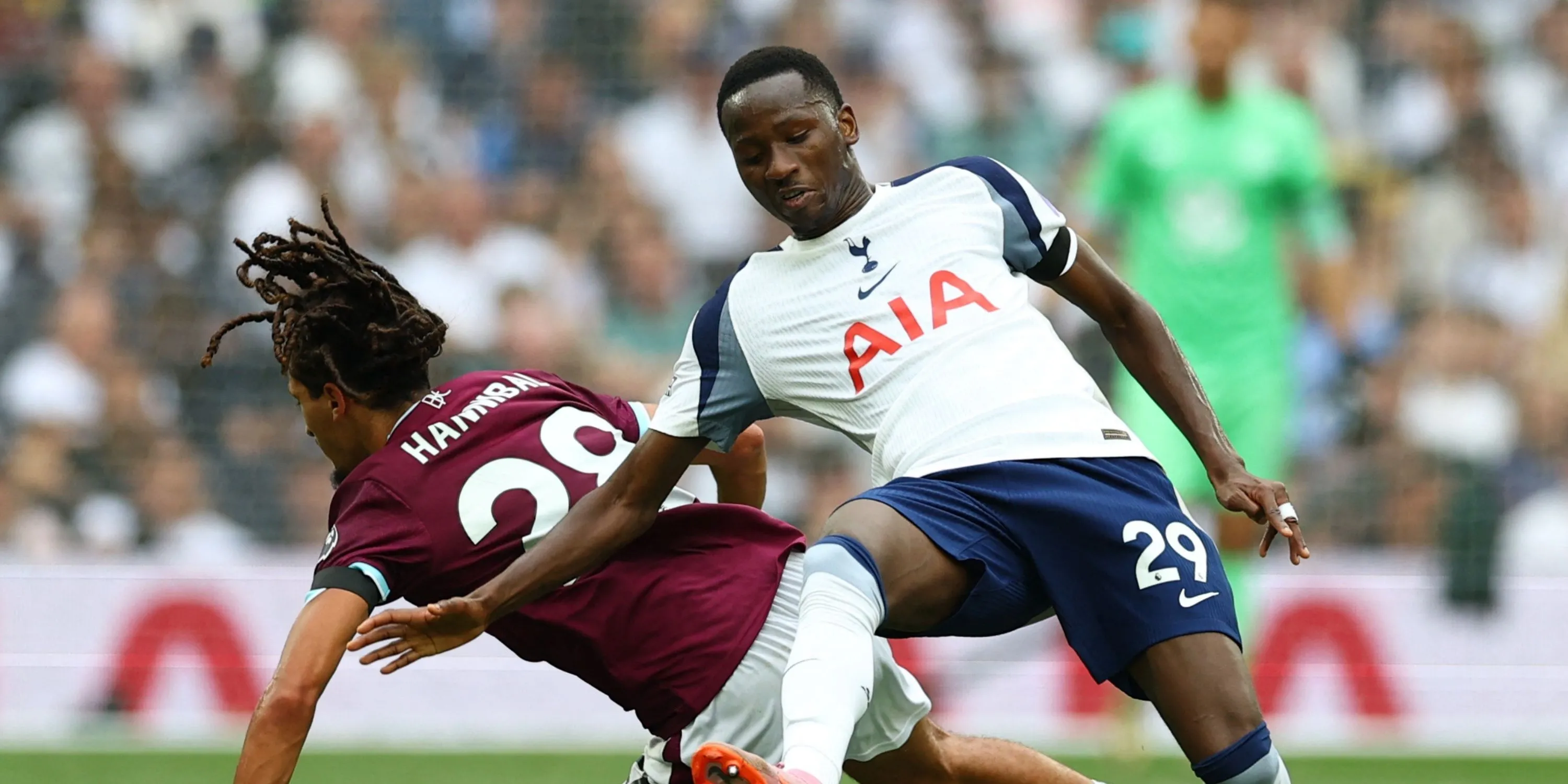 Pape Sarr thi đấu năng nổ cho Tottenham trong trận gặp Burnley