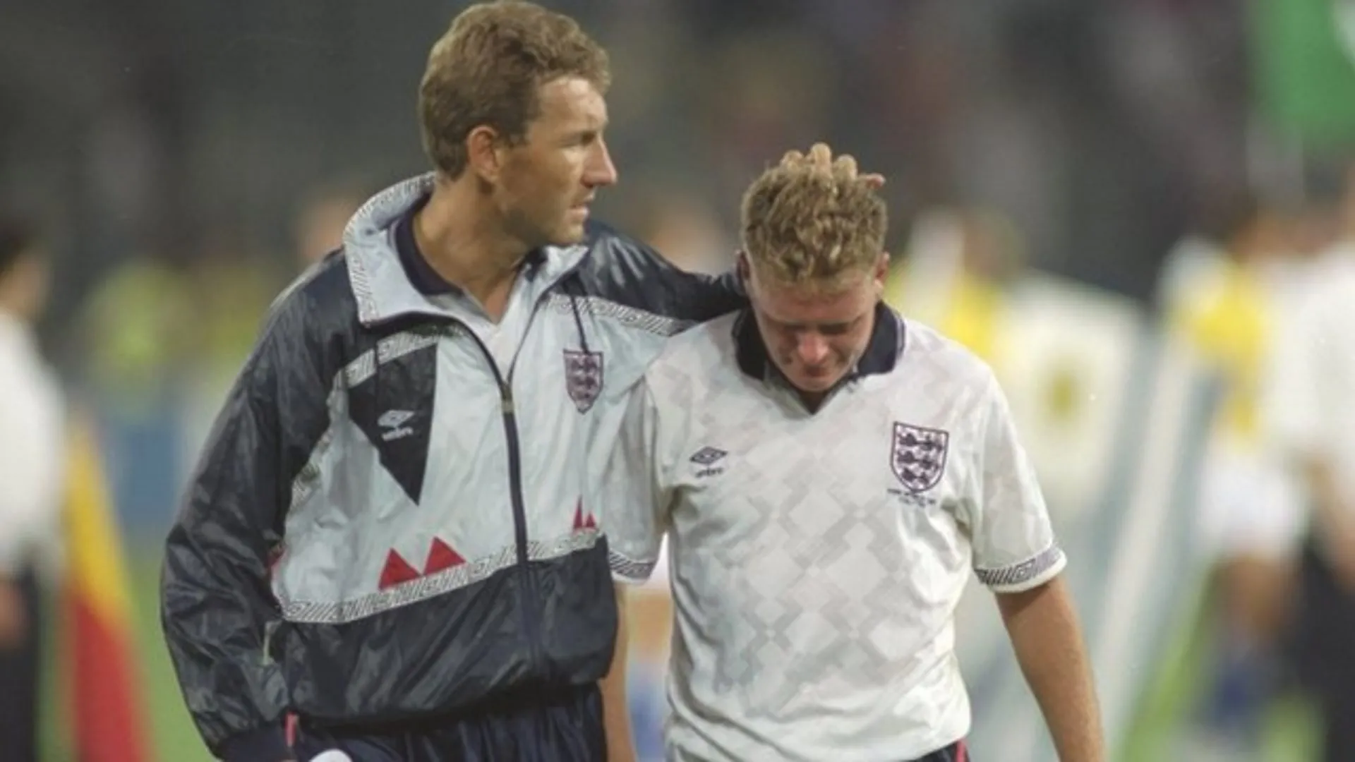 Paul Gascoigne rơi lệ sau khi bị phạt thẻ vàng World Cup 1990 — ví dụ thẻ vàng làm thay đổi cục diện