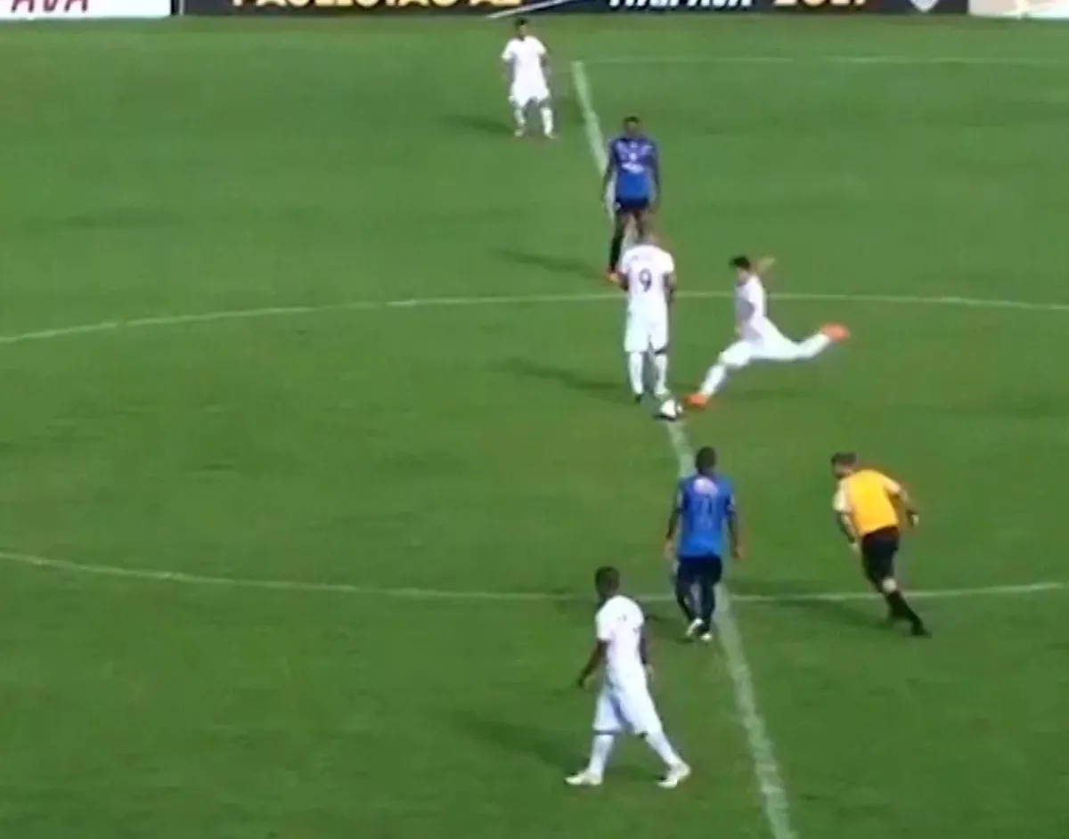 Pha ghi bàn từ vạch giữa sân minh họa khả năng ghi bàn trực tiếp từ kick-off khi thực hiện đúng luật.