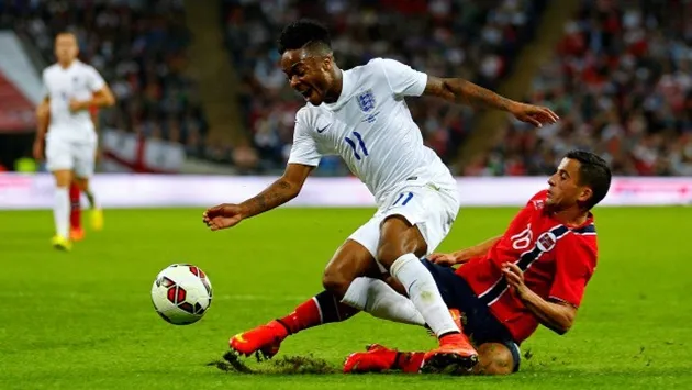 Pha xoạc bóng trong vòng cấm dẫn đến phạt đền, lỗi kéo áo, chạm tay