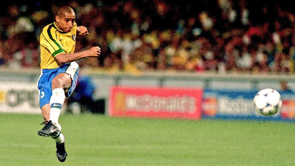 Roberto Carlos thực hiện cú sút phạt bằng má ngoài chân trái, bóng đi cong vào lưới Pháp 1997.