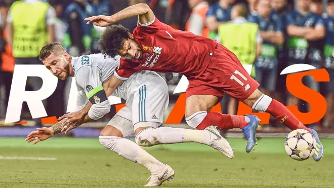 Sergio Ramos khóa tay Mohamed Salah biến trận chung kết C1 2018 thành tranh cãi trọng tài