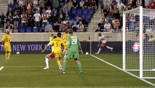 Thierry Henry thực hiện cú phạt góc trực tiếp thành bàn năm 2012, minh họa khả năng ghi bàn từ tình huống cố định