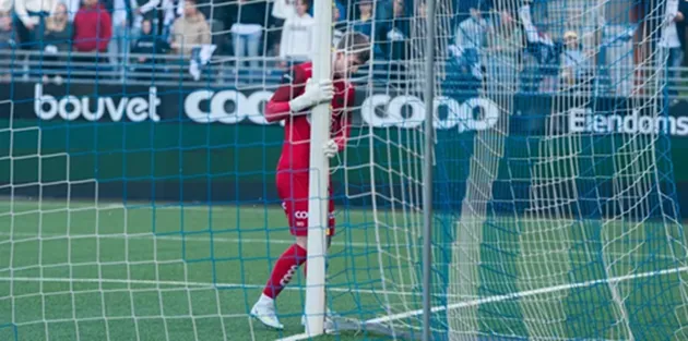 Thủ môn không được làm lung lay khung thành theo luật FIFA