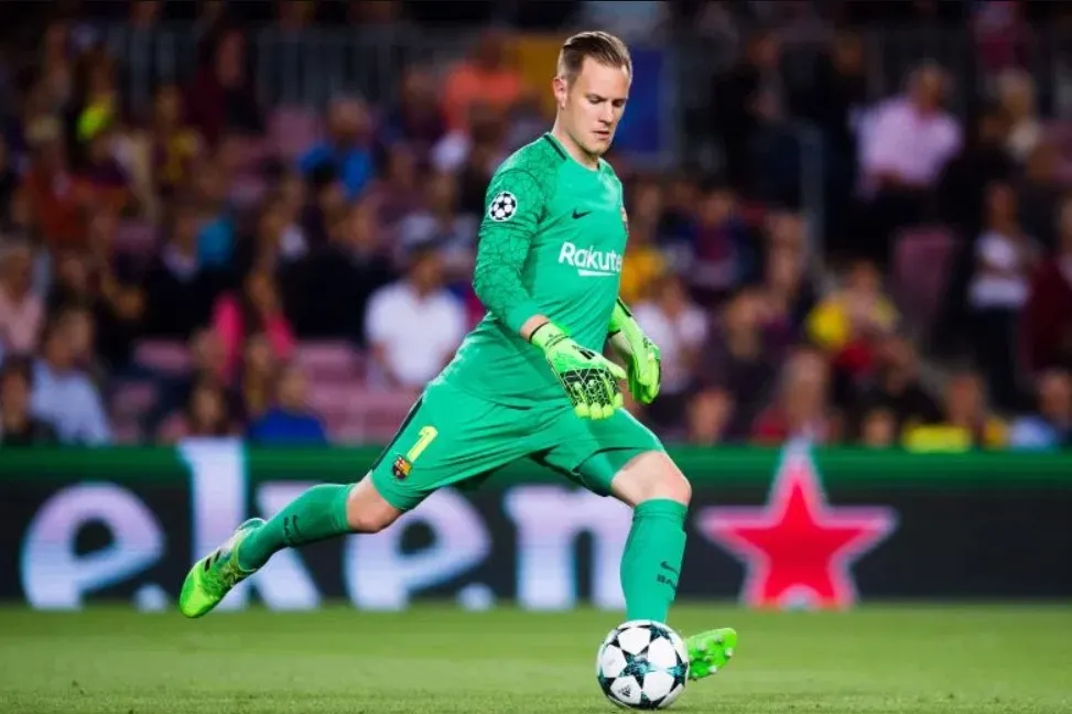 Thủ môn thực hiện phát bóng lên từ khu 5m50: quy định vị trí và thủ tục rõ ràng.