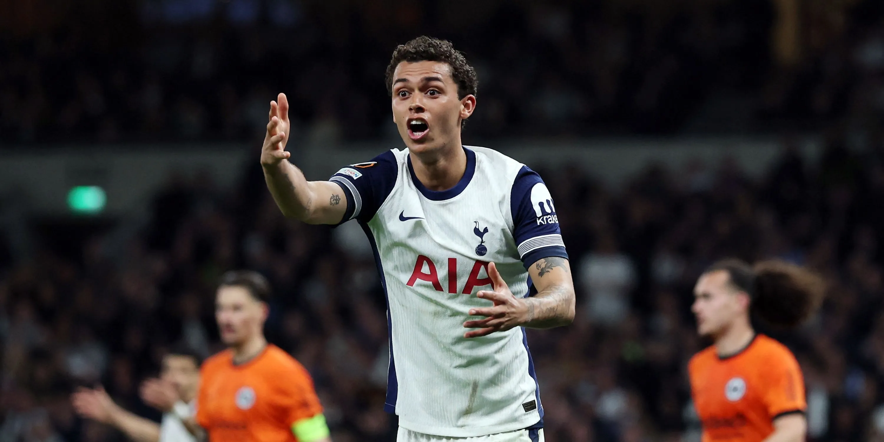 Tiền đạo Brennan Johnson trong màu áo Tottenham, đối mặt với áp lực lớn từ người hâm mộ