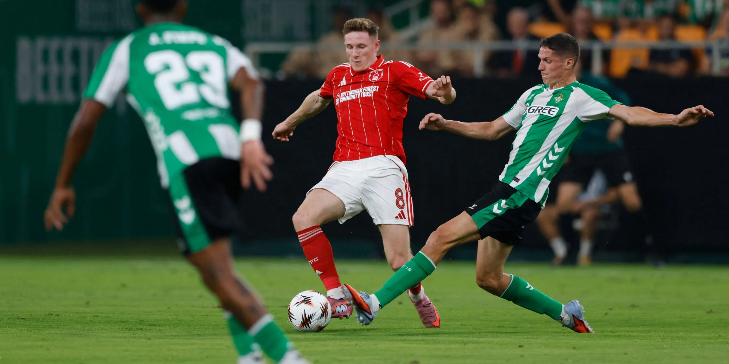 Tiền vệ Elliot Anderson trong màu áo Nottingham Forest, mục tiêu chuyển nhượng của Tottenham