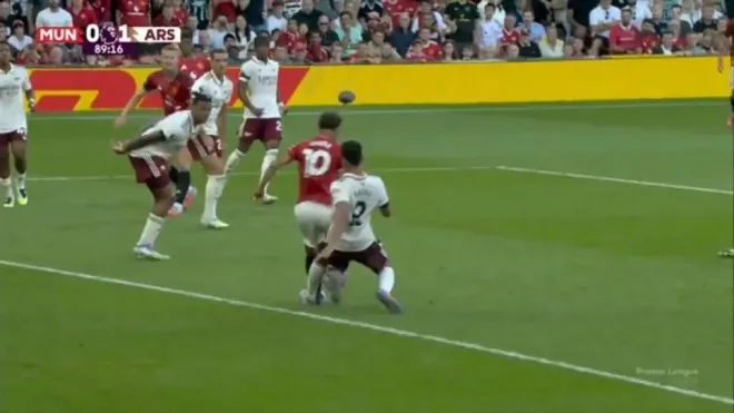 Tình huống Saliba va chạm Matheus Cunha trước vòng cấm tranh cãi tại Arsenal vs Manchester United