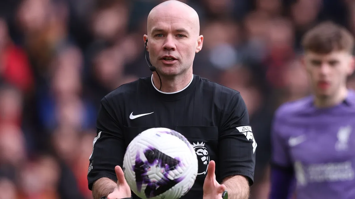Trọng tài Paul Tierney trong tình huống drop ball tranh cãi ở trận Nottingham Forest vs Liverpool (2024).