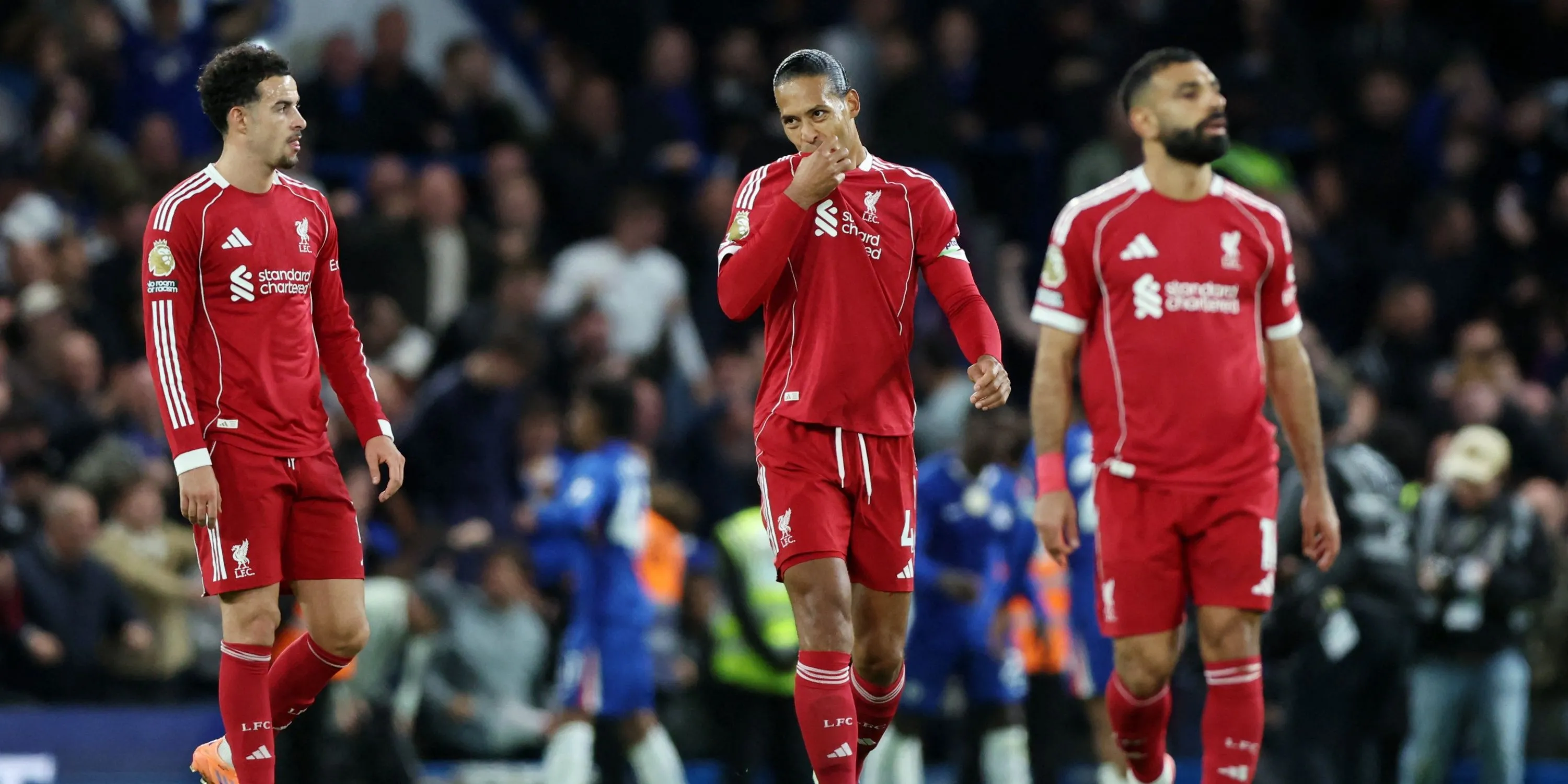 Van Dijk, Salah, Curtis Jones của Liverpool trước sức ép hàng công Man Utd
