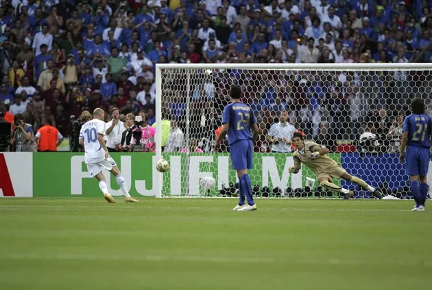 Zidane thực hiện Panenka lừa Buffon chung kết World Cup 2006