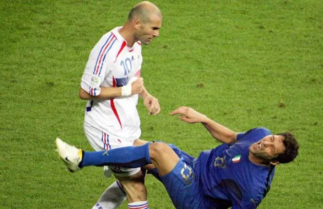 Zidane và Materazzi trong hiệp phụ chung kết World Cup 2006 — khoảnh khắc lịch sử