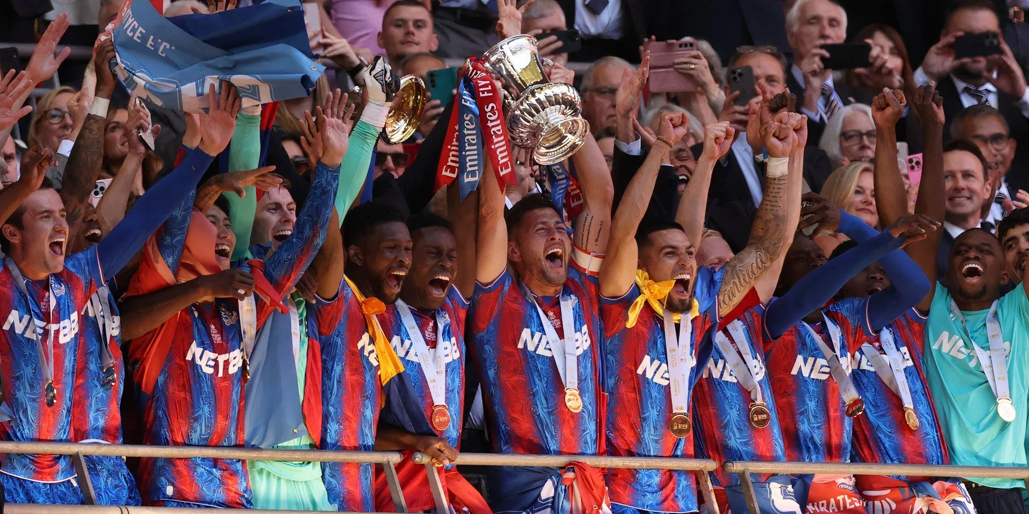 Cầu thủ Crystal Palace nâng FA Cup sau chiến thắng năm 2025