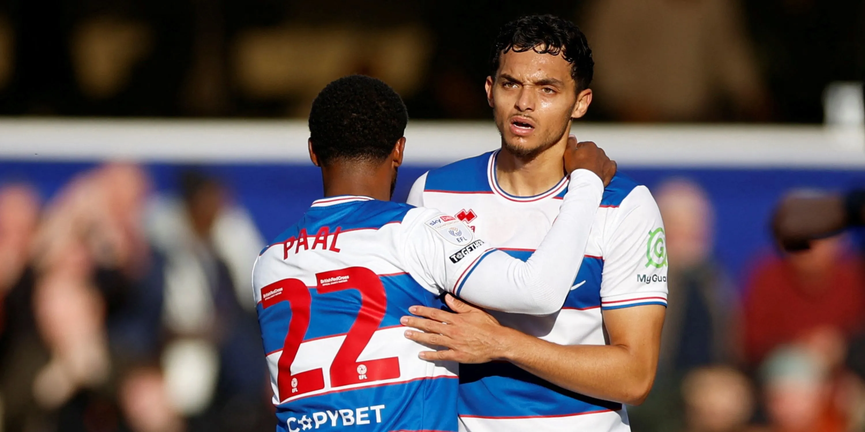 Cầu thủ Queens Park Rangers trong trang phục sân nhà sặc sỡ với sọc hoàng gia