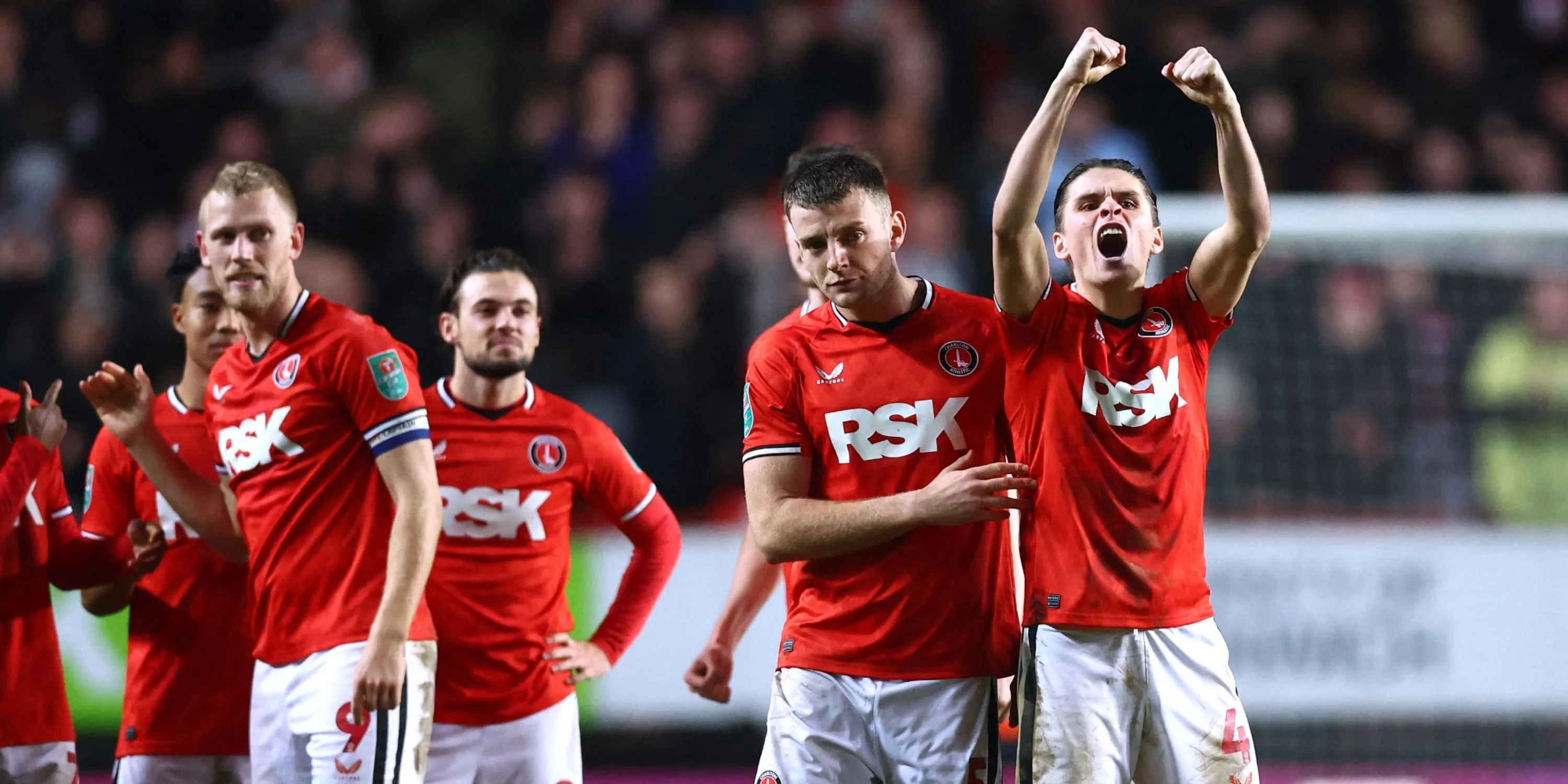 Những cầu thủ Charlton Athletic mặc áo đỏ trên sân The Valley